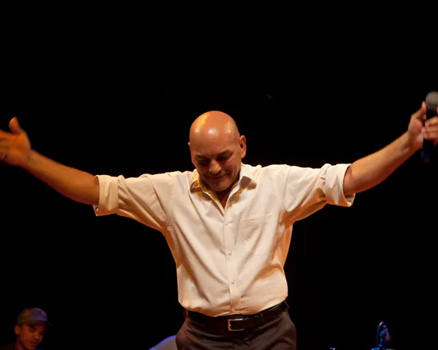 Marcos Fernandes de braços abertos no palco