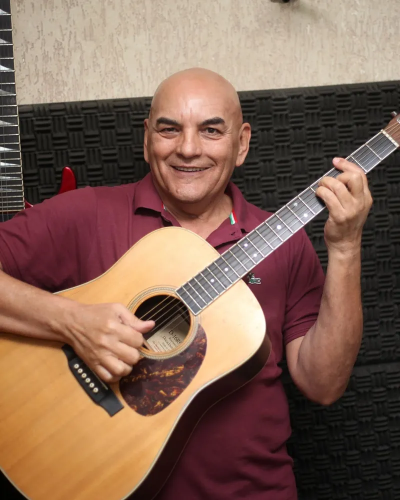 Marcos Fernandes com o violão no estúdio